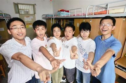 圖7、在襄樊學院19棟725宿舍,曾住著六名化學工程與食品科學學院的大四男生。在2013年的碩士研究生考試中,他們分別被鄭州大學、武漢理工大學、桂林理工大學、南京工業大學、西北師范大學、湖北省化學研究院錄取。據他們自己介紹,大三時,寢室里有4人決定考研,另外兩個原本不打算考研的人是被4個室友“逼”上考研路的。