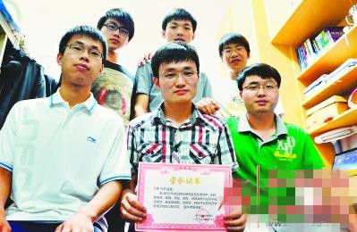 圖8、今年4月底,合肥師范學院錦繡校區7號樓719寢室的六個兄弟全部考上了研究生。據悉,六人以前均是專科生,通過努力順利升入本科,如今又一起考研成功。在他們的寢室門口貼著一張學院授予的榮譽證書,上面寫著:在2013年全國碩士研究生招生考試中,王勛、陳孝培、錢毅、周東、胡升、谷建龍六名同學成績優異,被全部錄取。經研究,特授予“最牛考研寢室”。