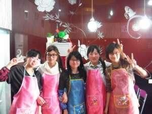 圖5、2012年考研成績公布后,揚州大學醫學院女生宿舍20幢401寢室也傳出好消息,宿舍5人全部被北京大學、復旦大學、上海交通大學等著名高校錄取,401宿舍頓時被所有人稱為考研“明星”宿舍。已被北大錄取的該寢室成員之一孫月杰說:“平時我們宿舍東西都是分享的,考研路上也是如此,如果只有一個人很容易有放棄的念頭,我們五個人互相支持,互相激勵對方往前沖,不允許有一個人掉隊。”